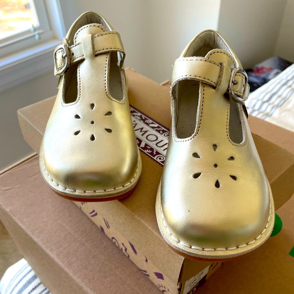 L’amour sz 13 Mary Janes Gold NWOT